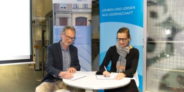 BTU-Präsidentin Prof. Gesine Grande und Prof. Hauke Bartels, Direktor des Sorbischen Instituts, unterzeichnen die gemeinsame Vereinbarung. Foto: BTU, Isabell Grätz