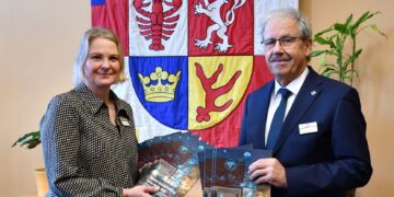 Übergabe des Strategiepapiers zur Digitalisierung an den Landrat (Bild: Landkreis Spree-Neiße)