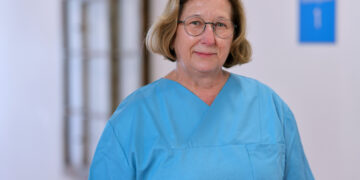 Mehr als drei Jahrzehnte hat Dr. Karin Schmidt die Klinik für Geriatrie der Sana Kliniken Niederlausitz geprägt. Ende Januar geht die Niederlausitzer Expertin für Altersmedizin in ihren wohl verdienten Ruhestand. (Bild: SKN / Steffen Rasche)