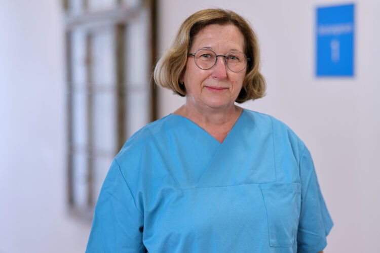Mehr als drei Jahrzehnte hat Dr. Karin Schmidt die Klinik für Geriatrie der Sana Kliniken Niederlausitz geprägt. Ende Januar geht die Niederlausitzer Expertin für Altersmedizin in ihren wohl verdienten Ruhestand. (Bild: SKN / Steffen Rasche)