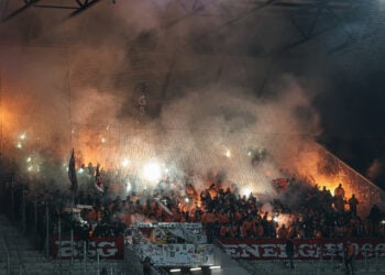 Pyrotechnik im Auswärtsblock beim Spiel Rot-Weiss Essen gegen Energie Cottbus