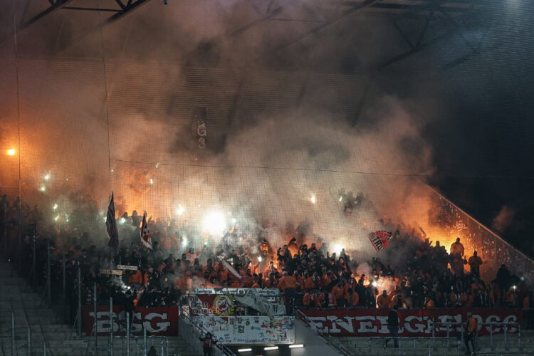 Pyrotechnik im Auswärtsblock beim Spiel Rot-Weiss Essen gegen Energie Cottbus
