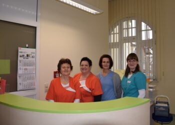 Ein motiviertes Team bilden die vier Medizinischen Fachangestellten v.l. Birgit Burkhardt,
Andrea Liebelt, Daniela Fahrentz und Madeleine Helbing (Bild: MEG/Renate Kulick-Aldag)