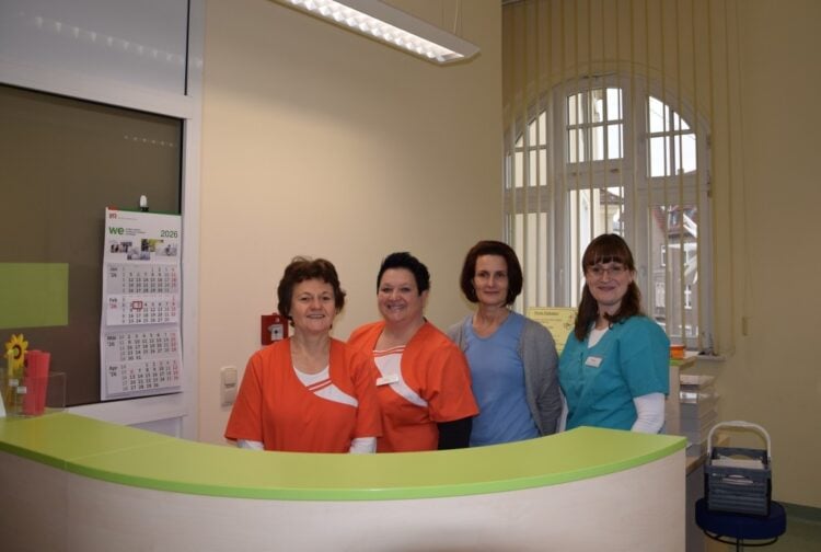 Ein motiviertes Team bilden die vier Medizinischen Fachangestellten v.l. Birgit Burkhardt,
Andrea Liebelt, Daniela Fahrentz und Madeleine Helbing (Bild: MEG/Renate Kulick-Aldag)