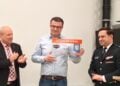 Bürgermeister Fred Mahro, Werkleiter Mateusz Wozniak und Frank Mehlow (KFV) bei der Übergabe des Partnerschaftschildes (Bild: Sophia Behnke, Stadt Guben)