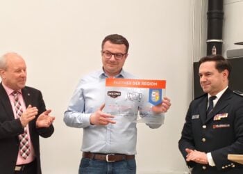 Bürgermeister Fred Mahro, Werkleiter Mateusz Wozniak und Frank Mehlow (KFV) bei der Übergabe des Partnerschaftschildes (Bild: Sophia Behnke, Stadt Guben)