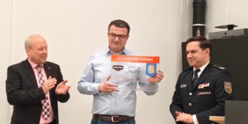 Bürgermeister Fred Mahro, Werkleiter Mateusz Wozniak und Frank Mehlow (KFV) bei der Übergabe des Partnerschaftschildes (Bild: Sophia Behnke, Stadt Guben)