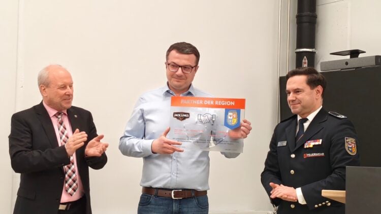 Bürgermeister Fred Mahro, Werkleiter Mateusz Wozniak und Frank Mehlow (KFV) bei der Übergabe des Partnerschaftschildes (Bild: Sophia Behnke, Stadt Guben)
