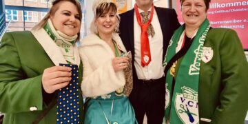 Luiza – Vizepräsidentin, Krissy – Prinzessin der Session 2024/25 und
amtierende Lady Karneval, Tobis Schick – Oberbürgermeister, Peggy - Präsidentin (Bild: Verein Cottbuser Narrenweiber e.V.)