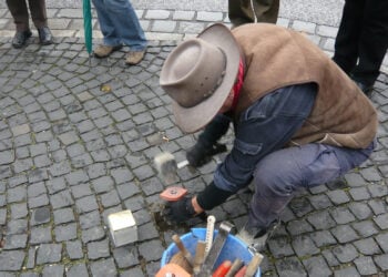 Stolpersteinverlegung durch Gunter Demnig am 12. Nov. 2009 durch Gunter Demnig (Foto: Wolfgang Wiehe)