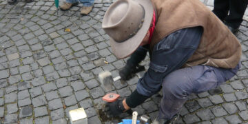 Stolpersteinverlegung durch Gunter Demnig am 12. Nov. 2009 durch Gunter Demnig (Foto: Wolfgang Wiehe)
