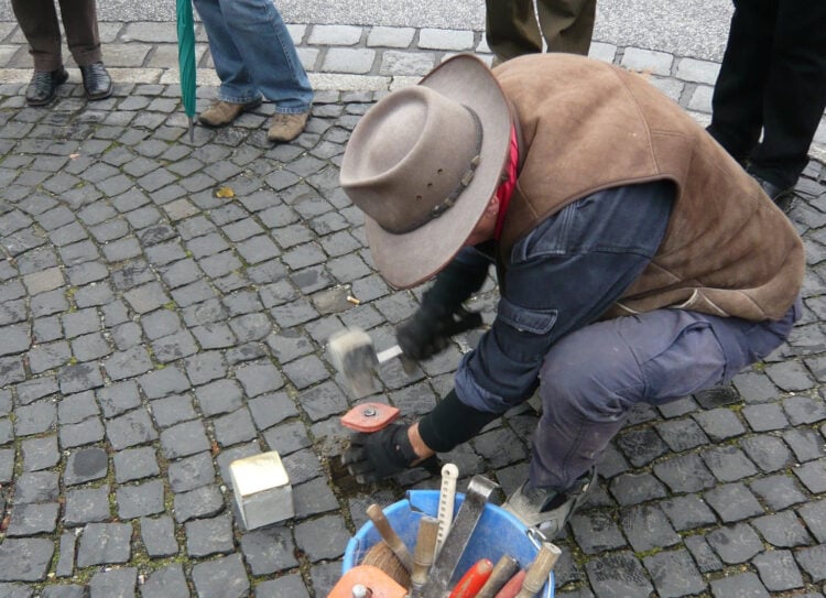 Stolpersteinverlegung durch Gunter Demnig am 12. Nov. 2009 durch Gunter Demnig (Foto: Wolfgang Wiehe)