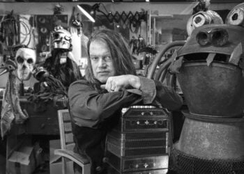 Jan Mixsa in seiner Elementarzone: Umgeben von Figuren, Werkzeugen und Fundstücken arbeitet der Puppenspieler in einer Schauspielrequisitenwerkstatt (Bild: Frank Höhler)