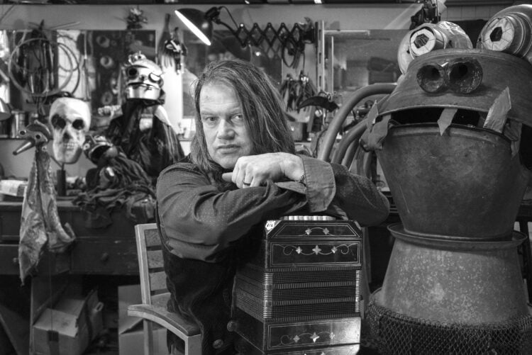 Jan Mixsa in seiner Elementarzone: Umgeben von Figuren, Werkzeugen und Fundstücken arbeitet der Puppenspieler in einer Schauspielrequisitenwerkstatt (Bild: Frank Höhler)