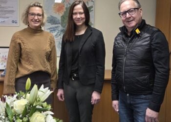 Bürgermeister Helmut Wenzel und Jessica Weiner (li.), Vorsitzende des Aufsichtsrates des MZL, begrüßen Andrea Trunev. (Foto: Stadt Lübbenau/Spreewald/Anja Brautschek-Hofmann)
