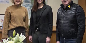 Bürgermeister Helmut Wenzel und Jessica Weiner (li.), Vorsitzende des Aufsichtsrates des MZL, begrüßen Andrea Trunev. (Foto: Stadt Lübbenau/Spreewald/Anja Brautschek-Hofmann)