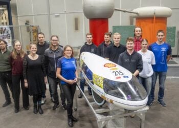 Angehörige des neu formierten studentischen BTU-Teams Lausitz Dynamics mit ihrem Energiesparmobil. (Foto: BTU, Ralf Schuster)