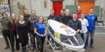 Angehörige des neu formierten studentischen BTU-Teams Lausitz Dynamics mit ihrem Energiesparmobil. (Foto: BTU, Ralf Schuster)