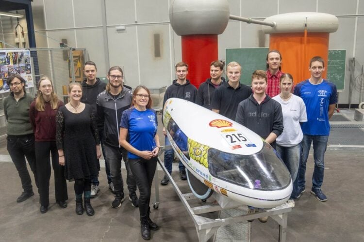 Angehörige des neu formierten studentischen BTU-Teams Lausitz Dynamics mit ihrem Energiesparmobil. (Foto: BTU, Ralf Schuster)