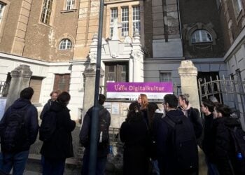 Studierende vor der Villa Digitalkultur in Forst (Lausitz), Foto: Leonard Weiß