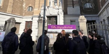 Studierende vor der Villa Digitalkultur in Forst (Lausitz), Foto: Leonard Weiß