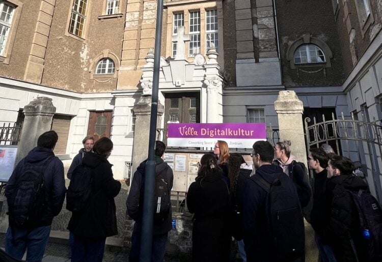 Studierende vor der Villa Digitalkultur in Forst (Lausitz), Foto: Leonard Weiß