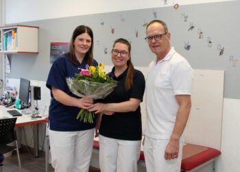 v.l.n.r. Praxismanagerin Anne Pradel, Dr. med. Stephanie Finke, Ärztllicher Leiter des MVZ am Seenland Klinikum, Bernd Henning (Bild: Lausitzer Seenland Klinikum)