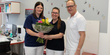 v.l.n.r. Praxismanagerin Anne Pradel, Dr. med. Stephanie Finke, Ärztllicher Leiter des MVZ am Seenland Klinikum, Bernd Henning (Bild: Lausitzer Seenland Klinikum)