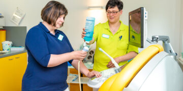 Janett Fechter (l.) mit MFA Kathrin (Foto: J. Vetter)