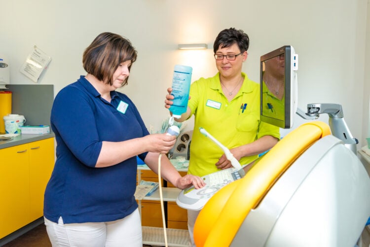 Janett Fechter (l.) mit MFA Kathrin (Foto: J. Vetter)