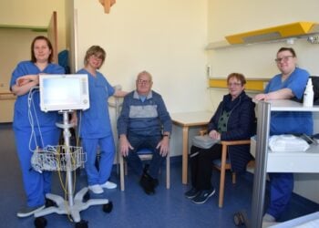 Als einen der ersten Patienten nahmen die Pflegekräfte Gerhard Lehmann
aus Ziltendorf auf, der mit seine Frau angereist war. (Bild: DNWG/Renate Kulick-Aldag)