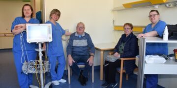 Als einen der ersten Patienten nahmen die Pflegekräfte Gerhard Lehmann
aus Ziltendorf auf, der mit seine Frau angereist war. (Bild: DNWG/Renate Kulick-Aldag)
