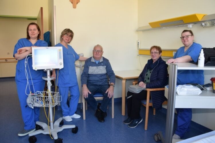 Als einen der ersten Patienten nahmen die Pflegekräfte Gerhard Lehmann
aus Ziltendorf auf, der mit seine Frau angereist war. (Bild: DNWG/Renate Kulick-Aldag)