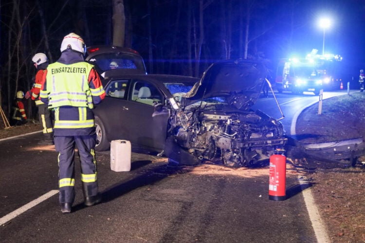Verkehrsunfall zwischen Drebkau und Casel; Foto: Blaulichtreport Lausitz