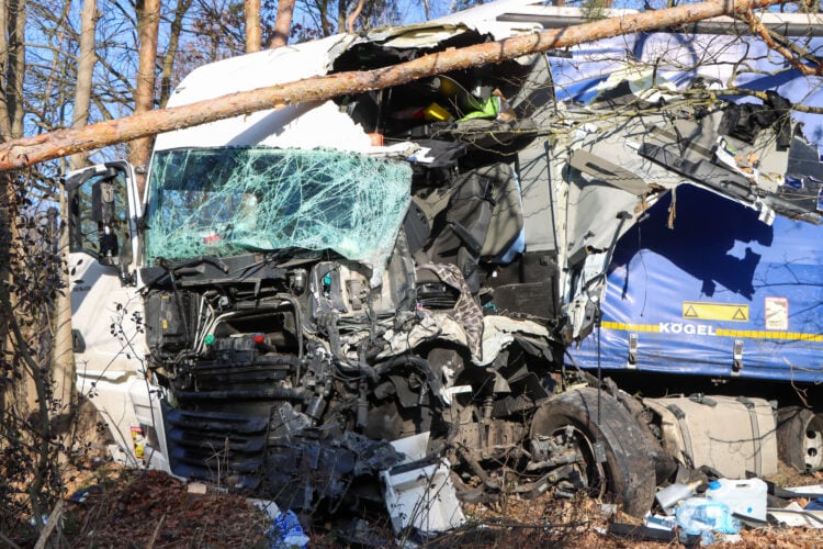 LKW Unfall auf der A13; Foto: Blaulichtreport Lausitz