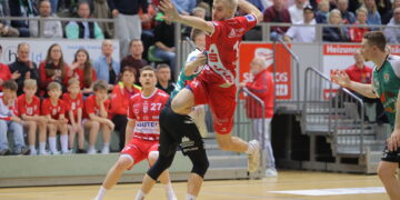Spieler des LHC Cottbus beim Sprungwurf in der Lausitz-Arena