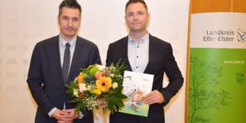 Marcel Schmidt (l.) und der Kreistagsvorsitzende Dr. Sebastian Rick (r.) bei der Vereidigung des neu gewählten Landrates am 23 März im Haus des Gastes in Falkenberg. (Bild: ressestelle Kreisverwaltung/ Torsten Hoffgaard)