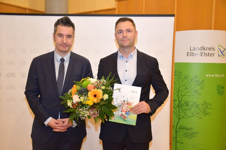 Marcel Schmidt (l.) und der Kreistagsvorsitzende Dr. Sebastian Rick (r.) bei der Vereidigung des neu gewählten Landrates am 23 März im Haus des Gastes in Falkenberg. (Bild: ressestelle Kreisverwaltung/ Torsten Hoffgaard)