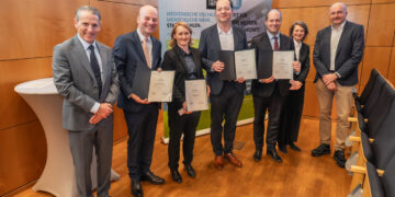 Die Berufenen sind Prof. Dr. Georg Christof Schwabe (2.v.l.), Prof. Dr. Franziska Bathelt (3.v.l.), Prof. Dr. Johannes Beller (4.v.l.) und Prof. Dr. Pavel Strnad (3.v.r.). Flankiert werden sie vom kaufmännischen Vorstand und stellv. Vorstandsvorsitzenden der MUL – CT, Dr. Alexander Hewer (l.), der Gründungsvorständin Wissenschaft, Prof. Dr. Adelheid Kuhlmey (2.v.r.) und dem Digitalisierungsvorstand Martin Peuker (r.). (Bild: Martin Ender / MUL CT)