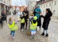 Kita-Kinder haben in der Innenstadt von Spremberg bunte Eier aus Kunststoff an kleinen Birken aufgehängt. Mit großer Begeisterung halfen unter anderem die Mädchen und Jungen aus der Kita Graustein dabei, das Stadtzentrum zu schmücken. (Bild: ASG Spremberg GmbH/Tobias Roitsch)