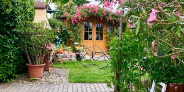 Blühendes Gartenparadies mit dichter Bepflanzung im Vordergrund und einer Laube im Hintergrund – ein stimmungsvoller Einblick in die Vielfalt privater Gartenkultur im Elbe-Elster-Land. (Bild: Carola Salzer)