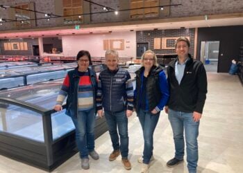 Annette Höhne (Marktleiterin EDEKA-Marktplatz Höhne in Annaburg), Roland Höhne (EDEKA-Kaufmann), Anja Resanzew (Prokuristin EDEKA-Marktplatz Höhne) und Paul Fieseler (Expansion EDEKA Minden-Hannover) – hier bei einer Baustellenbegehung wenige Wochen vor der Eröffnung im Februar 2026 (Quelle: EDEKA Minden-Hannover)