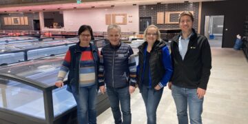 Annette Höhne (Marktleiterin EDEKA-Marktplatz Höhne in Annaburg), Roland Höhne (EDEKA-Kaufmann), Anja Resanzew (Prokuristin EDEKA-Marktplatz Höhne) und Paul Fieseler (Expansion EDEKA Minden-Hannover) – hier bei einer Baustellenbegehung wenige Wochen vor der Eröffnung im Februar 2026 (Quelle: EDEKA Minden-Hannover)