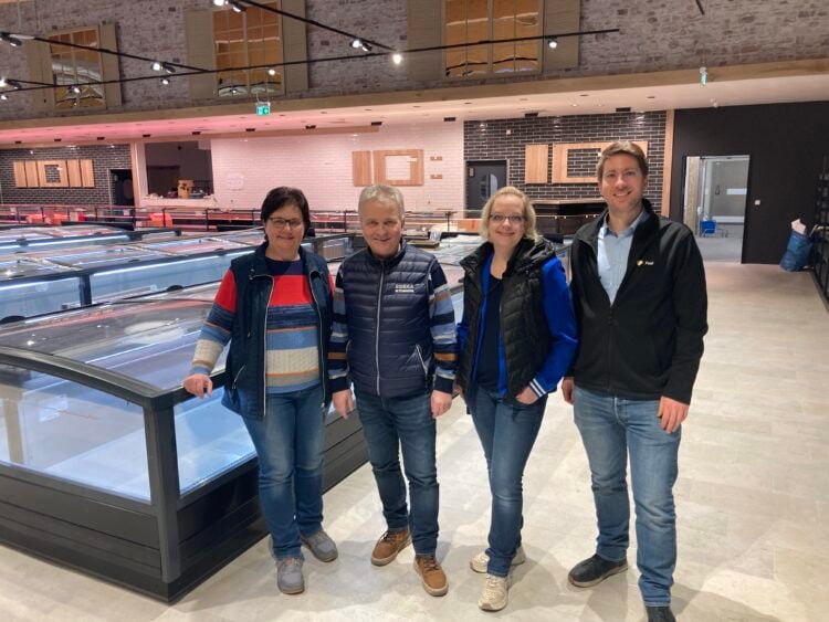 Annette Höhne (Marktleiterin EDEKA-Marktplatz Höhne in Annaburg), Roland Höhne (EDEKA-Kaufmann), Anja Resanzew (Prokuristin EDEKA-Marktplatz Höhne) und Paul Fieseler (Expansion EDEKA Minden-Hannover) – hier bei einer Baustellenbegehung wenige Wochen vor der Eröffnung im Februar 2026 (Quelle: EDEKA Minden-Hannover)