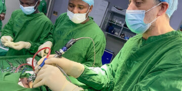 Prof. Dr. med. Ehab Shiban, Klinikdirektor der Neurochirurgischen Klinik der MUL – CT (r.), bei der ersten Gehirn-OP durch die Nase in Mwanza (Bild: MUL - CT)