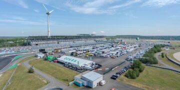 Luftbild der Haupttribüne des DEKRA Lausitzring mit gefülltem Fahrerlager