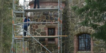 Derzeit bringen heimische Firmen den Spremberger Bismarckturm auf Vordermann.  (Bild: Detlef Bogott)