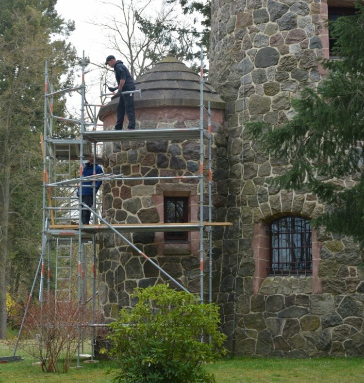 Derzeit bringen heimische Firmen den Spremberger Bismarckturm auf Vordermann. (Bild: Detlef Bogott)