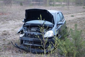 Auto prallt in Lauchhammer gegen Laterne – Fahrer verletzt