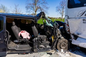 Schwerer Unfall auf S101 bei Gränze: Großeinsatz mit sechs Verletzten